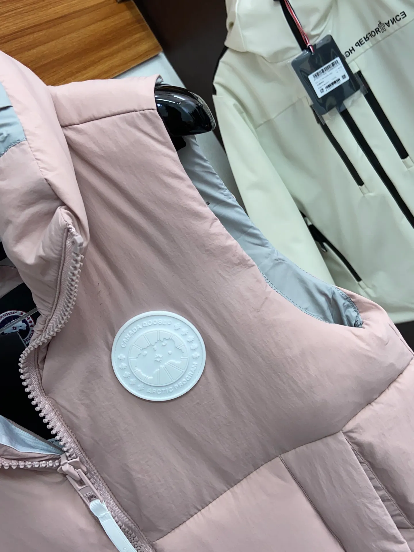 P520 original single version exclusive release #𝘾𝘼𝙉𝘼𝘿𝘼 𝙂𝙊𝙊𝙎𝙀/𝙅𝙪𝙣𝙘𝙩𝙞𝙤𝙣 top original TOP version restored ZP up to 98%‼ ️ CANADA GOOSE/Canada Goose Pastels Pastel Series Everett White Label Vest This versatile Everett vest is a lightweight layering item suitable for wearing in all seasons. It is trimmed in all white and equipped with D-rings for hanging gloves or other daily items when outside. It is ideal for travel and unpredictable weather conditions. The pocket openings and cuff edges are reinforced with CORDURA fabric for durability. The reflective stripes on the back of the collar improve visibility in dim environments, making it the first choice for travel. Note: In order to maximize profits during the production process, some businesses add toxic waste silk, 50 velvet, hand-feel velvet, etc. into the clothes! It is said to be 90% white duck down, purchasing agent level, or even more exaggeratedly said to be 90% white goose down, to fool the layman! (You can consult the official Big Goose. All authentic styles are made of white duck down) ⚠️ Remember, you get what you pay for! Don't be greedy for small gains, or you will suffer big losses!  Size: XS S M L XL Color: Black Melt Water Blue Soft Pink Moonlight Lime